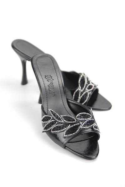 Melantha Esnek Yumuşak Kaymaz Taban (8 cm) Siyah Rugan Taşlı Yaprak Detaylı Kadın Topuklu Terlik