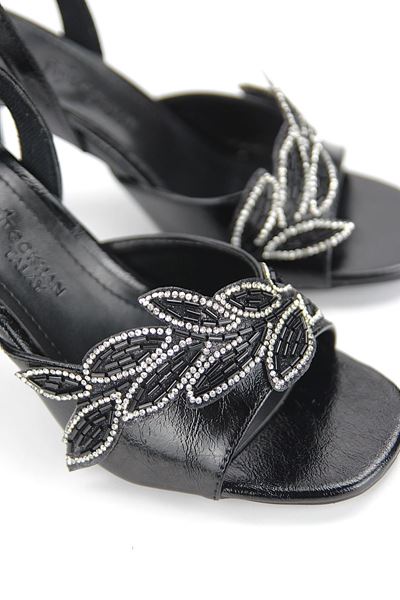 Norin Esnek Yumuşak Kaymaz Taban (8 cm) Siyah Rugan Taşlı Yaprak Detaylı Kadın Topuklu Ayakkabı