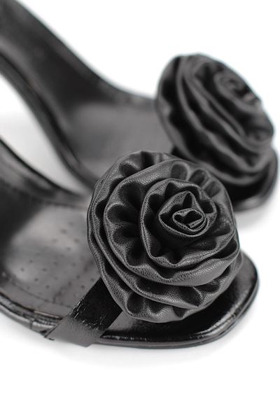 Veyra Esnek Yumuşak Kaymaz Taban (8 cm) Siyah Rugan El Yapımı Gül Detaylı Kadın Topuklu Ayakkabı