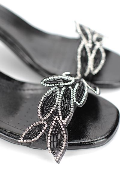Eloria Esnek Yumuşak Kaymaz Taban (4 cm) Siyah Rugan Taşlı Yaprak Detaylı Kadın Topuklu Ayakkabı