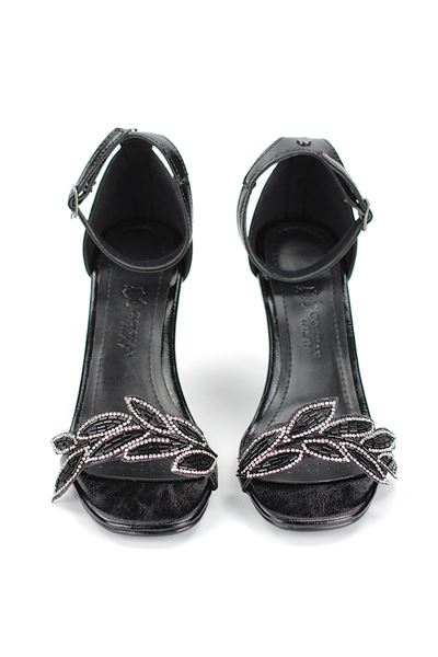 Papillon Esnek Yumuşak Kaymaz Taban (4 cm) Siyah Rugan Taşlı Yaprak Detaylı Kadın Topuklu Ayakkabı