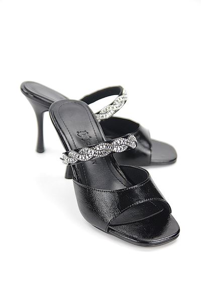 Luma Esnek Yumuşak Kaymaz Taban (8 cm) Siyah Rugan  Tek Bant Burgu Gümüş Bantlı Kadın Topuklu Terlik