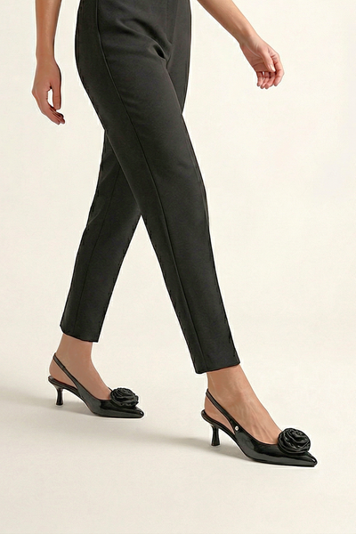 Rose Fairy Esnek Yumuşak Kaymaz Taban (4 cm) Siyah Rugan El Yapımı Gül Detaylı Açık Lastikli Kadın Topuklu Ayakkabı