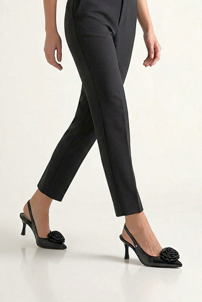 Rosalind Esnek Yumuşak Kaymaz Taban (8 cm) Siyah Rugan El Yapımı Gül Detaylı  Kadın Topuklu Terlik