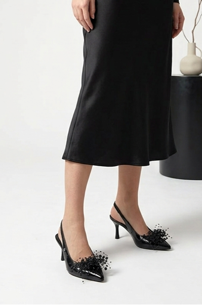 Black Beads Esnek Yumuşak Kaymaz Taban (8 cm) Siyah Rugan El Yapımı Boncuk Detaylı Açık Lastikli Kadın Topuklu Ayakkabı