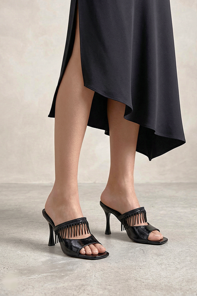 Frina Esnek Yumuşak Kaymaz Taban (8 cm) Siyah Rugan Boncuk Püsküllü Kadın Topuklu Terlik