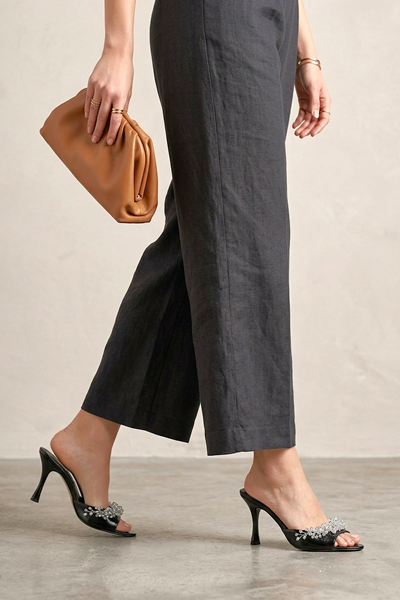 Lucine Esnek Yumuşak Kaymaz Taban (8 cm) Rugan Siyah  El Yapımı Gümüş Boncuk Detaylı Kadın Topuklu Terlik 