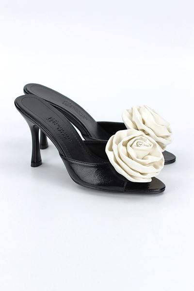 Rodeya Esnek Yumuşak Kaymaz Taban (8 cm) Siyah Rugan El Yapımı Beyaz Gül Detaylı Kadın Topuklu Terlik