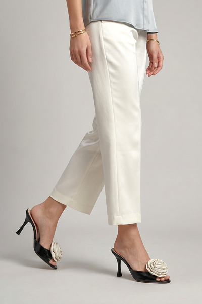 Rodeya Esnek Yumuşak Kaymaz Taban (8 cm) Siyah Rugan El Yapımı Beyaz Gül Detaylı Kadın Topuklu Terlik