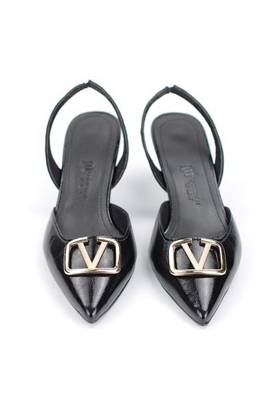 Zelora Esnek Kaymaz Taban Siyah Rugan Orta Topuklu(4 cm) Altın V Toka Detaylı Topuklu Ayakkabı