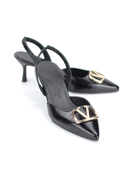 Zelora Esnek Kaymaz Taban Siyah Rugan Orta Topuklu(4 cm) Altın V Toka Detaylı Topuklu Ayakkabı