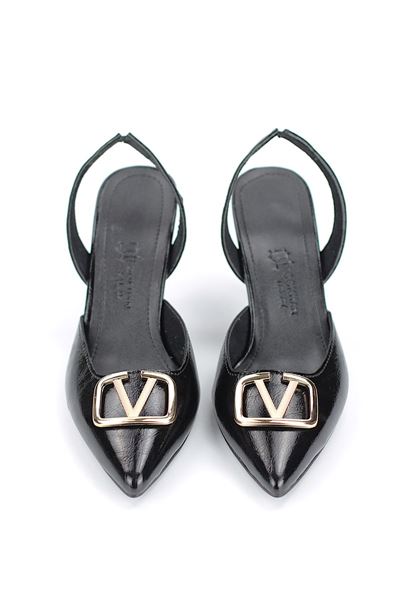 Aurelia Esnek Kaymaz Taban Siyah Rugan (8 cm)  Altın V Toka Detaylı Kadın Topuklu Ayakkabı