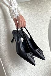 Rosalinda Esnek Yumuşak Kaymaz Taban (8 cm) Siyah Cilt  Açık Lastikli V toka Kadın Topuklu Ayakkabı