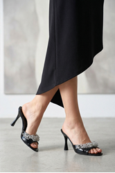 Lucine Esnek Yumuşak Kaymaz Taban (8 cm) Rugan Siyah  El Yapımı Gümüş Boncuk Detaylı Kadın Topuklu Terlik 