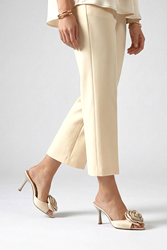 Rosalie Esnek Yumuşak Kaymaz Taban (8 cm) Bej Cilt El Yapımı Gül Detaylı Kadın Topuklu Terlik