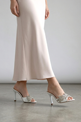 Melantha Esnek Yumuşak Kaymaz Taban (8 cm) Beyaz Cilt Taşlı Yaprak Detaylı Kadın Topuklu Terlik